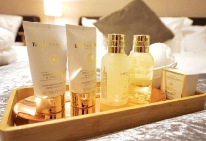 Stratton Cottage Guesthouse Biggleswade Eksteriør billede A selection of amenities by L'Occitane