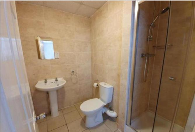 Stratton Cottage Guesthouse Biggleswade Eksteriør billede A wet room